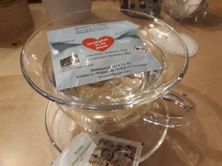 Aufwärmen bei einer Tasse Tee im Plutzer Bräu