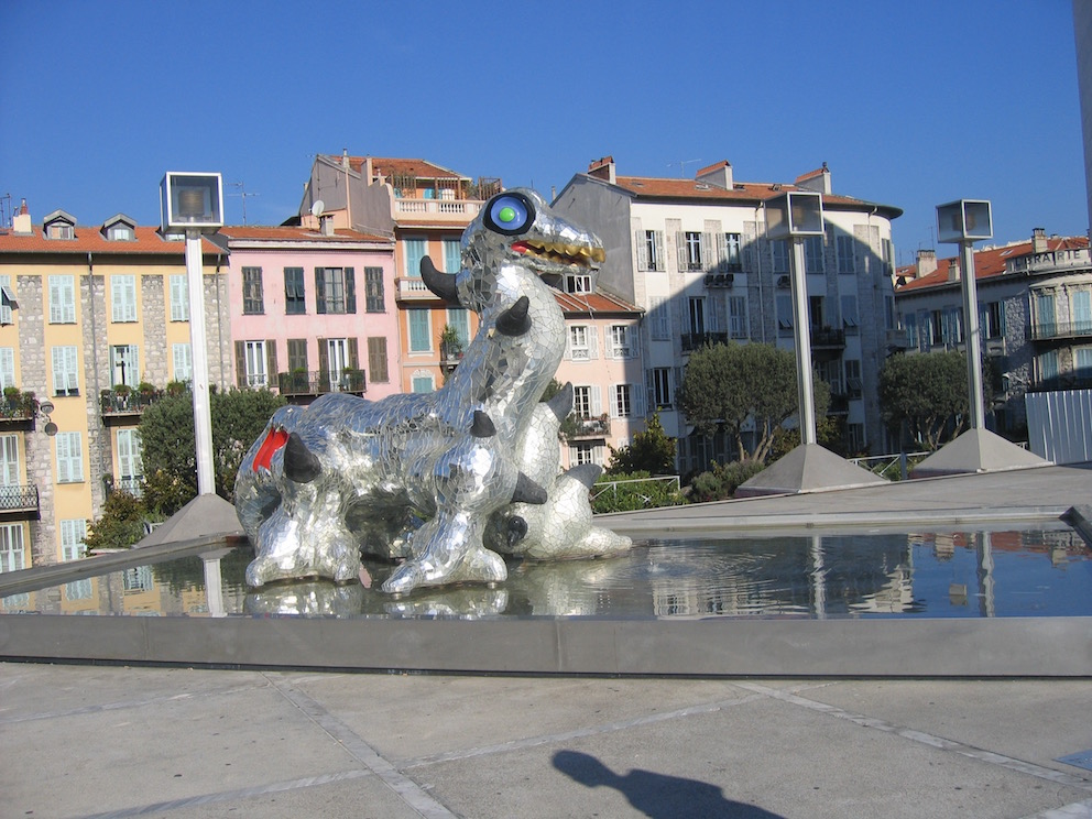 Loch Ness Monster Skulptur vor dem Mamac in Nizza
