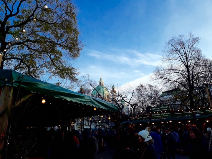 Weihnachtsmarkt am Karlsplatz mit Karlskirche