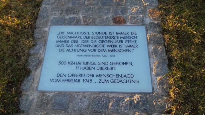 Schrifttafel am Mahnmal_Kalvarienberg_Wartberg ob der Aist.jpeg