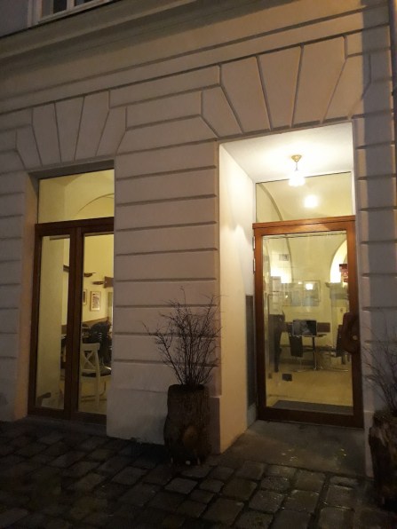 Das Café Neko von außen.jpg