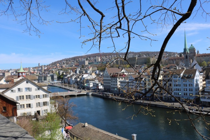 Ausblick vom Lindenhof auf Zürich.jpg