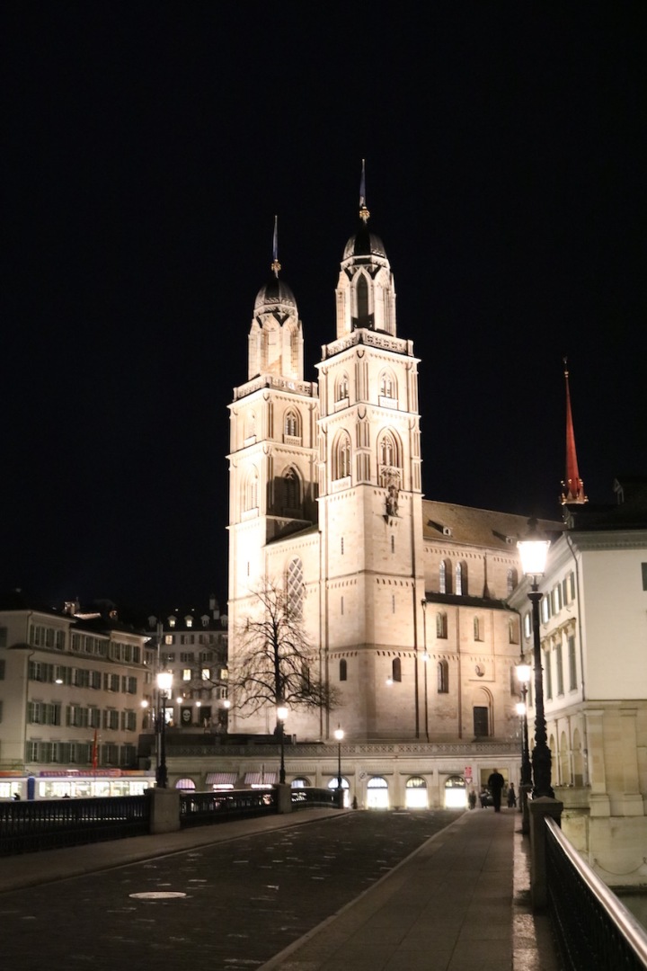 Grossmünster bei Nacht_Städtetrip Zürich