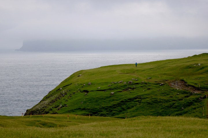 Färöer-Inseln_Gásadalur_Vágar_mystisches Nebelbild
