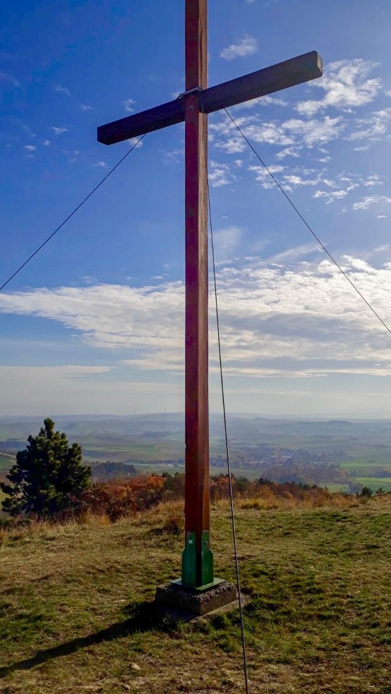 Gipfelkreuz Buschberg Leiser Berge Wanderung.jpeg