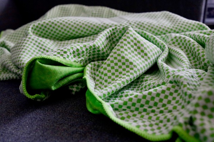 Reisehandtuch von pandoo aus Bambus und Aktivkohlefasern