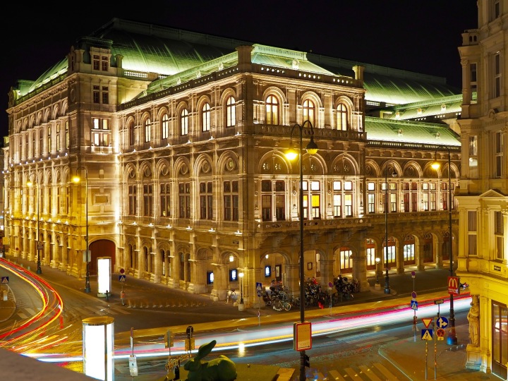 Staatsoper Wien bei Nacht mit Lichtspuren