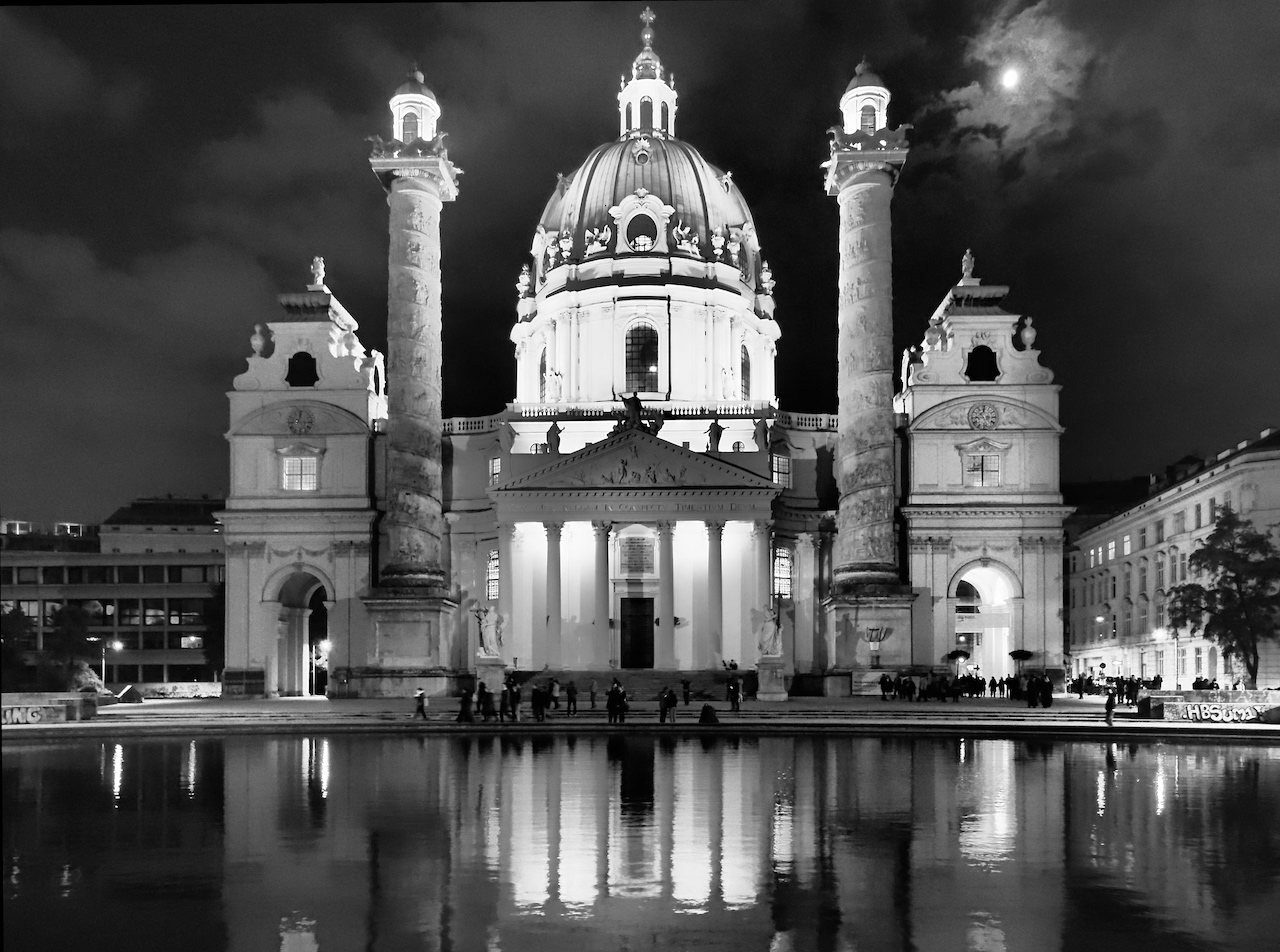Karlskirche Wien bei Nacht.jpg